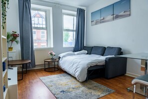 1 dormitorio, escritorio, tabla de planchar con plancha y cuna de viaje