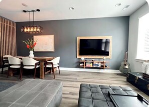 Smart TV, books - 4-Story Townhome, Rooftop Patio + Office - Uptown (Charlotte)