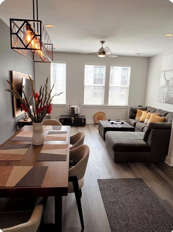 Smart TV, books - 4-Story Townhome, Rooftop Patio + Office - Uptown (Charlotte)