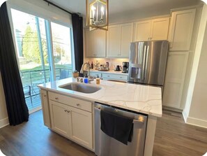 Fridge, microwave, oven, stovetop - 4-Story Townhome, Rooftop Patio + Office - Uptown (Charlotte)