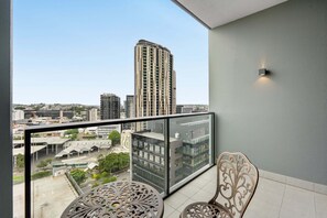 Apartment | Balcony - Bright 2-bed Apartment in Bowen Hills (Brisbane)