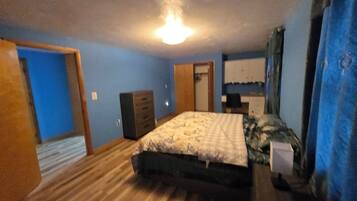 1 quarto, cofres nos quartos, escrivaninha