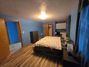 1 habitación, caja de seguridad en la habitación y escritorio 