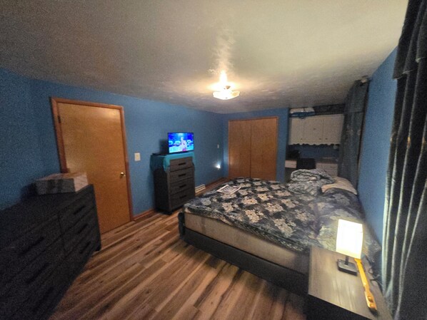 1 quarto, cofres nos quartos, escrivaninha