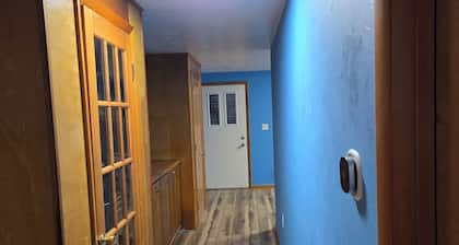 Cozy One Bedroom Suite in Peaceful Hill Top Neighborhood