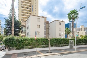 A modern urban residential area with multi-story buildings, a gated entrance, and a clear sky. - Casablanca 2-D Apartment Levante Beach (Benidorm)