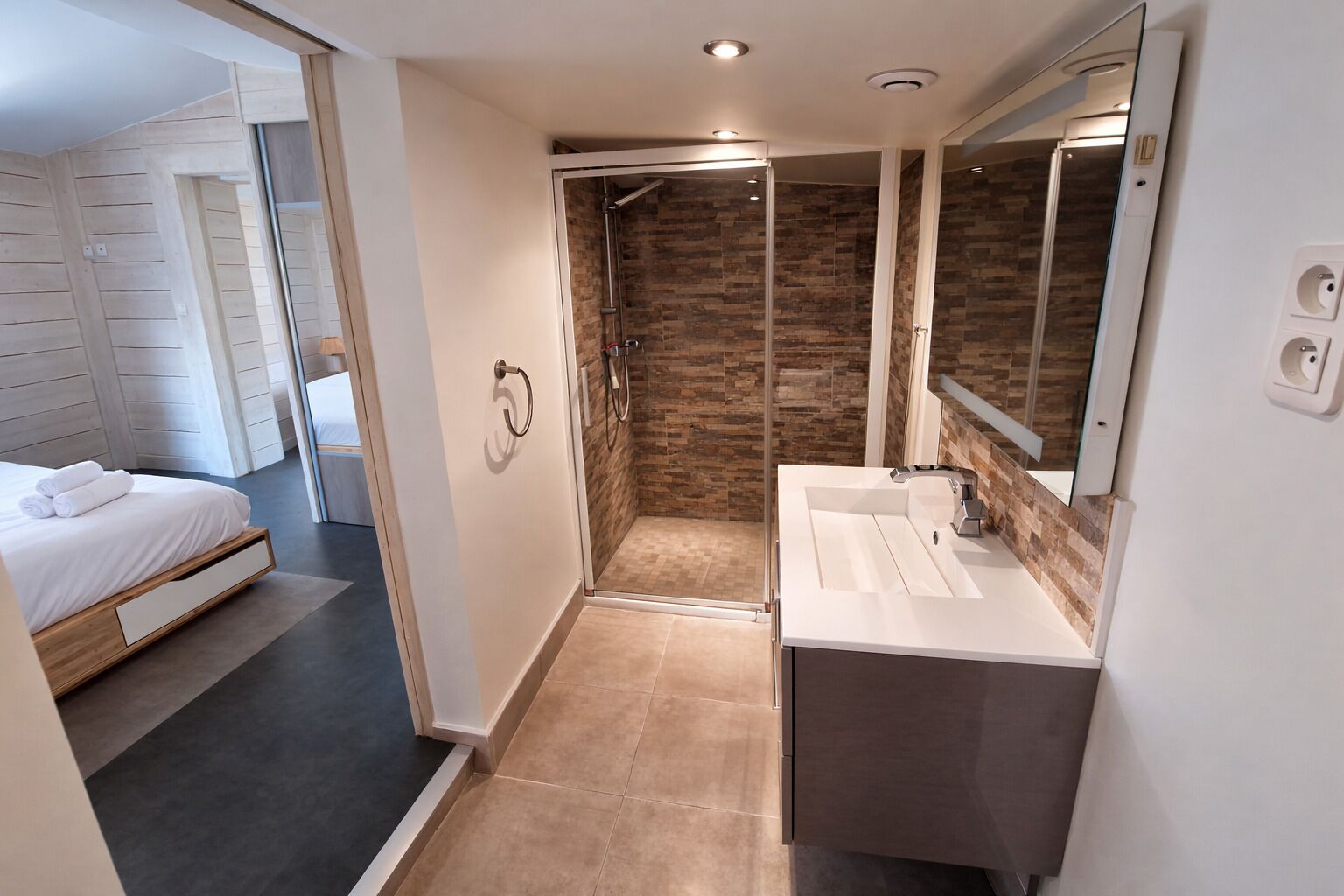 Een douche, een haardroger, handdoeken, zeep