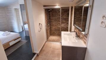 Een douche, een haardroger, handdoeken, zeep