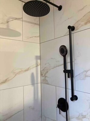 Douche, séchoir à cheveux, serviettes fournies, savon