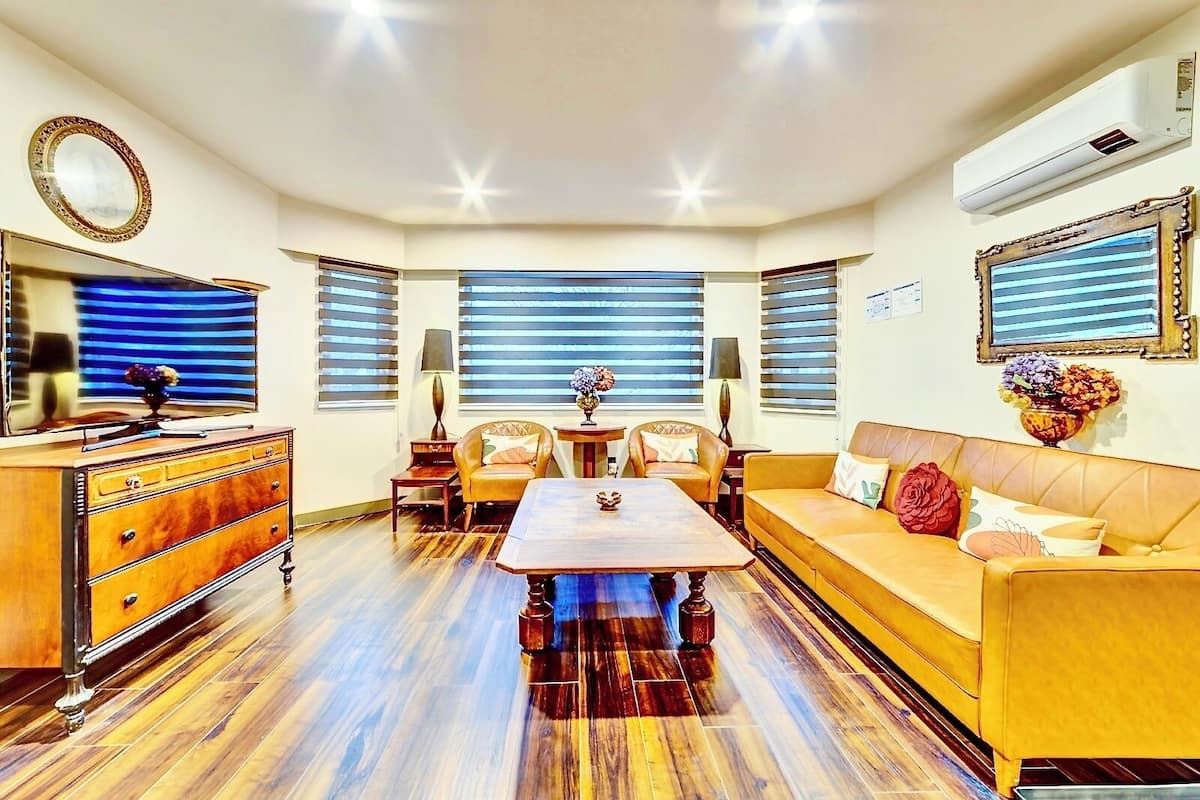 Gallery-huone, 1 keskisuuri parisänky