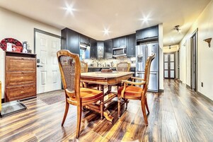 Royal Room, 1 Queen Bed | Dining room