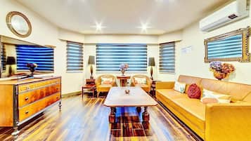 Chambre royale, 1 grand lit | Aire de séjour