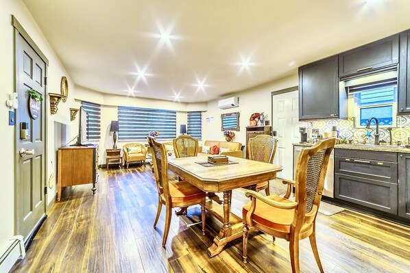 Royal Room, 1 Queen Bed | Dining room - Neocolonial Quarters (Vancouver)