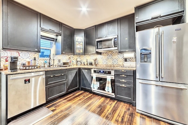 Full-sized fridge, microwave, oven, stovetop