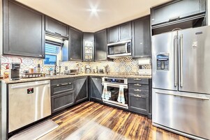 Refrigerador con freezer, microondas, horno, placa de cocina
