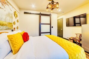 Egyptian cotton sheets, premium bedding, down duvets, pillow-top beds - Neocolonial Quarters (Vancouver)