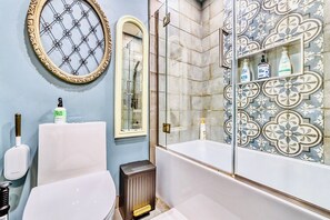 皇家客房, 1 張加大雙人床 | 浴室 | 吹風機、毛巾、肥皂、洗髮精