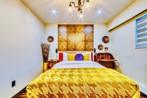 Egyptian cotton sheets, premium bedding, down comforters, pillowtop beds - Neocolonial Quarters (Vancouver)