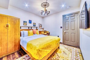 Quarto real, 1 cama Queen | Escrivaninha, espaço de trabalho para notebook