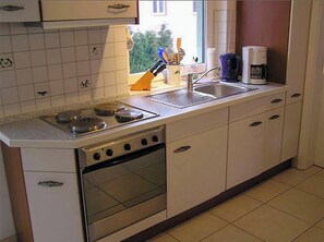 Kühlschrank, Herdplatte, Wasserkocher mit Kaffee-/Teezubehör