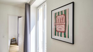 Un corridoio con un quadro di sardine appeso al muro.
