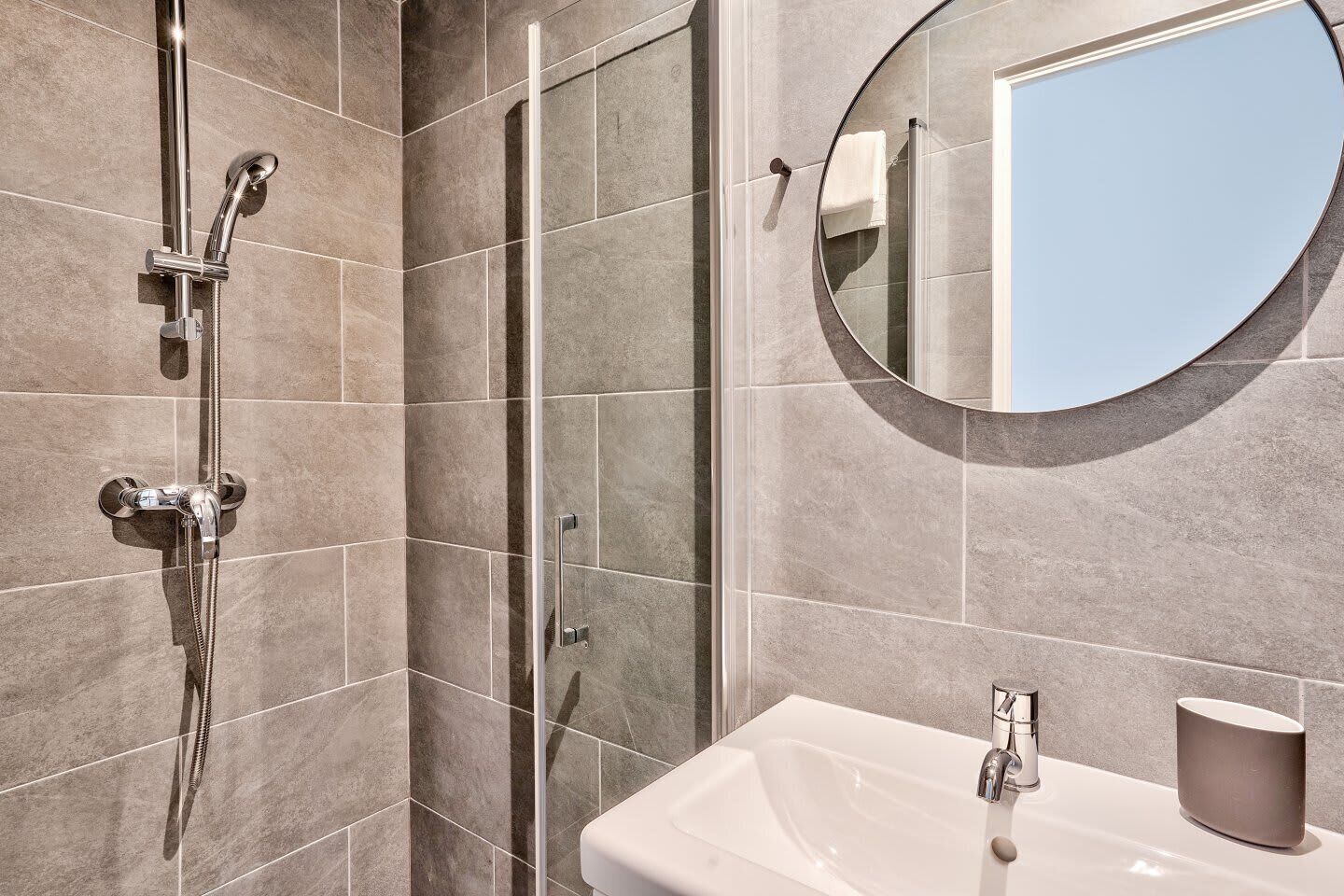 シャワー、ヘアドライヤー、タオル、シャンプー