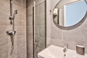 シャワー、ヘアドライヤー、タオル、シャンプー