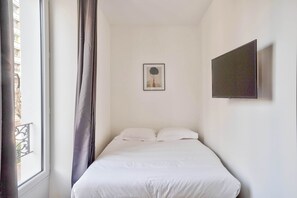 WiFi, bed sheets - Charming Studio Calm Paris Sud - Street view (Ivry-sur-Seine)