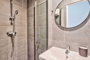 Shower, hair dryer, towels, shampoo - Charming Studio Calm Paris Sud - Street view (Ivry-sur-Seine)