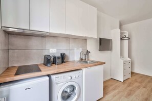 冷蔵庫、電子レンジ、コンロ、コーヒー / ティーメーカー