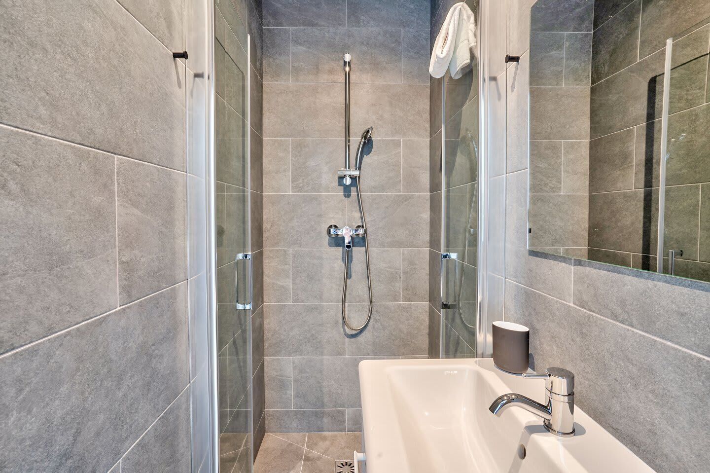 シャワー、ヘアドライヤー、タオル、シャンプー