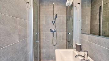 Shower, hair dryer, towels, shampoo