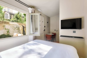 Room - Maison du Moulin Vert - Beautiful room with garden view (Paris)