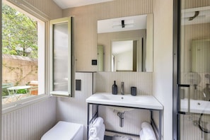 Bathroom - Maison du Moulin Vert - Beautiful room with garden view (Paris)