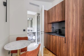 Interior - Maison du Moulin Vert - Beautiful room with garden view (Paris)