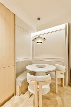 Dining - Beautiful 1-bedroom apartment with private garden (Paris)