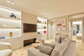 Living area - Beautiful 1-bedroom apartment with private garden (Paris)