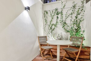 Outdoor dining - Beautiful 1-bedroom apartment with private garden (Paris)