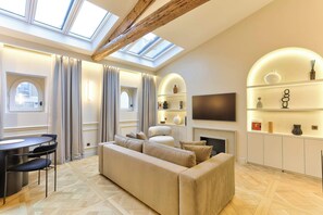 Living area - Stunning 1-bedroom penthouse by Champs Elysées (Paris)