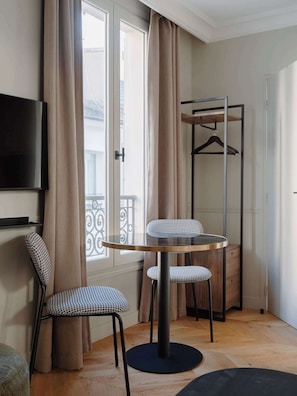 Dining - Maison du Moulin Vert - Family suite with living room (Paris)