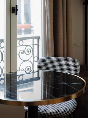 Interior - Maison du Moulin Vert - Family suite with living room (Paris)