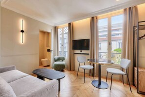 Living area - Maison du Moulin Vert - Family suite with living room (Paris)