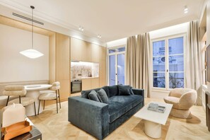 Living area - Beautiful 1-bedroom apartment with terrace (Paris)