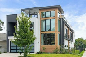Exterior - Lux 4100sqft Estate•Rooftop•Pool/Spa (Dallas)