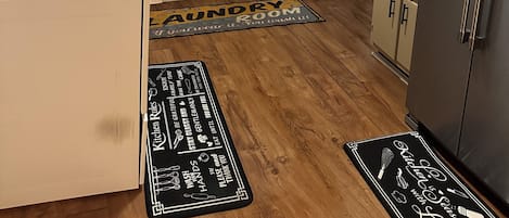 Een microgolfoven, een oven, een kookplaat