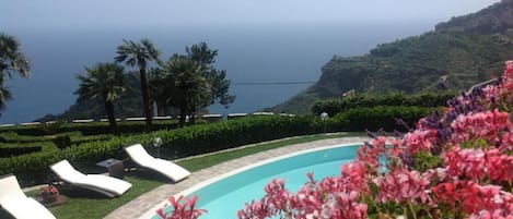 Huvila, 6 makuuhuonetta, parveke, näköala pihalle | Uima-allas | Kauden mukainen ulkouima-allas, aurinkovarjoja, aurinkotuoleja