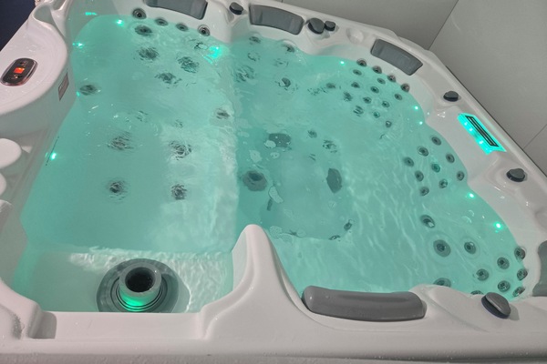 Indoor spa tub