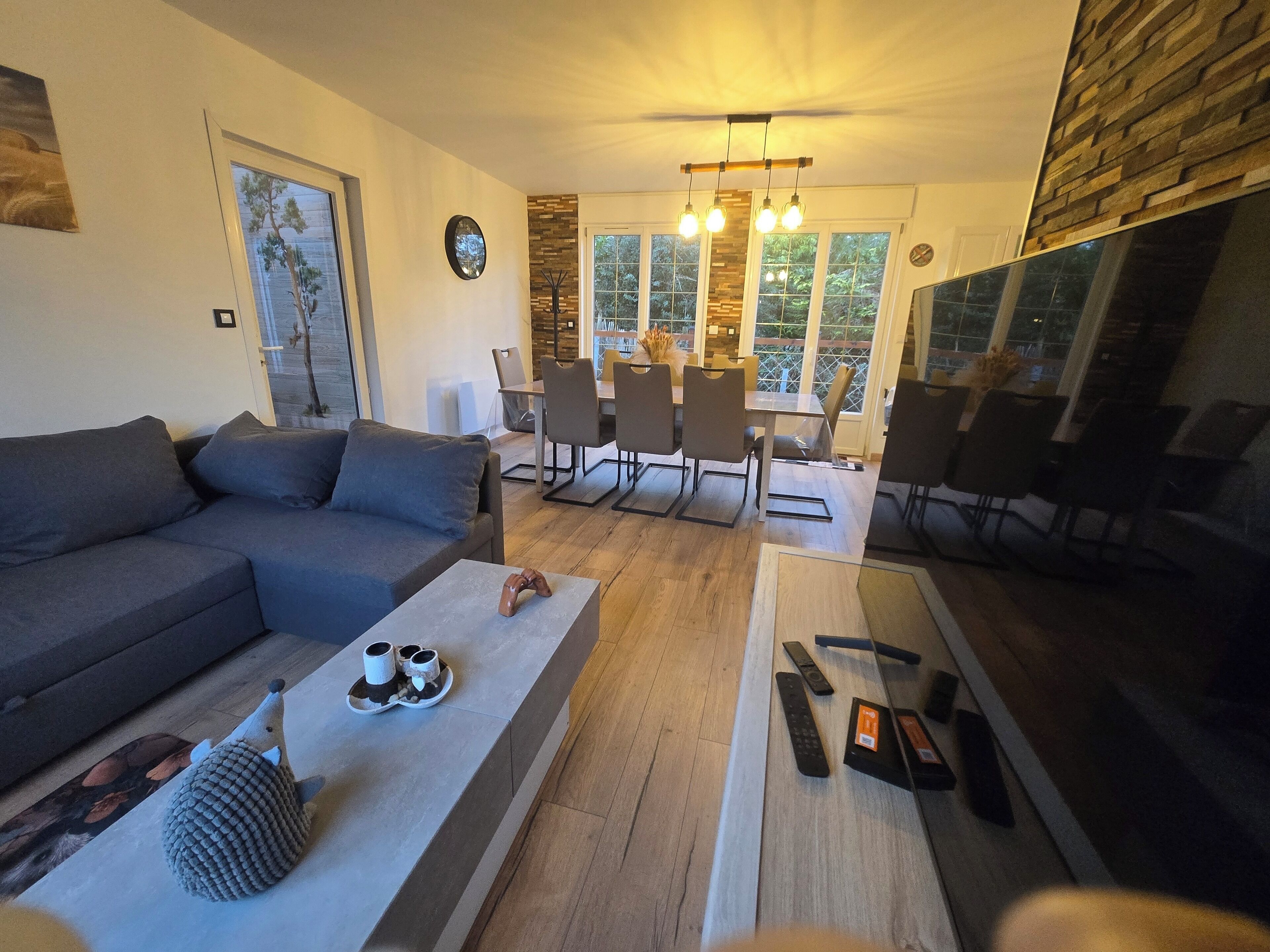 تلفزيون ذكي، ألعاب فيديو، كرة قدم الطاولة، كُتُب