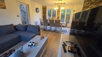 Smart-tv, tv-spel, bordsfotboll och böcker