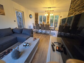 TV connectée, jeux vidéo, baby-foot, livres